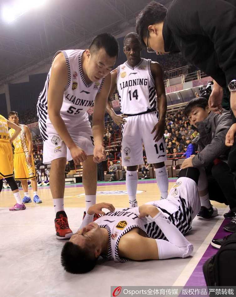 辽篮铁血赛季全回顾:从晋级之喜到伤病之痛 贺天举在一次突破中失去重心摔倒在地,他双手紧紧捂住左膝,面部表情因剧烈的疼痛而扭曲,豆大的汗珠清晰可见。