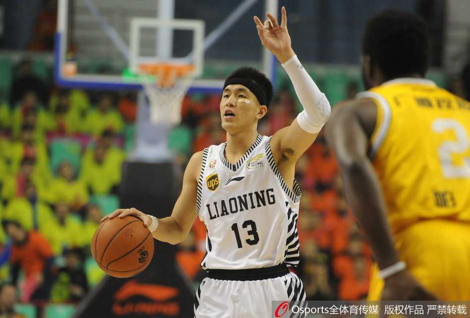 辽篮铁血赛季全回顾:从晋级之喜到伤病之痛 哈德森在三分线外高高跃起,防守球员已封到脸上,但他眼神坚定,篮球即将从他的指尖划出一道美丽的弧线。