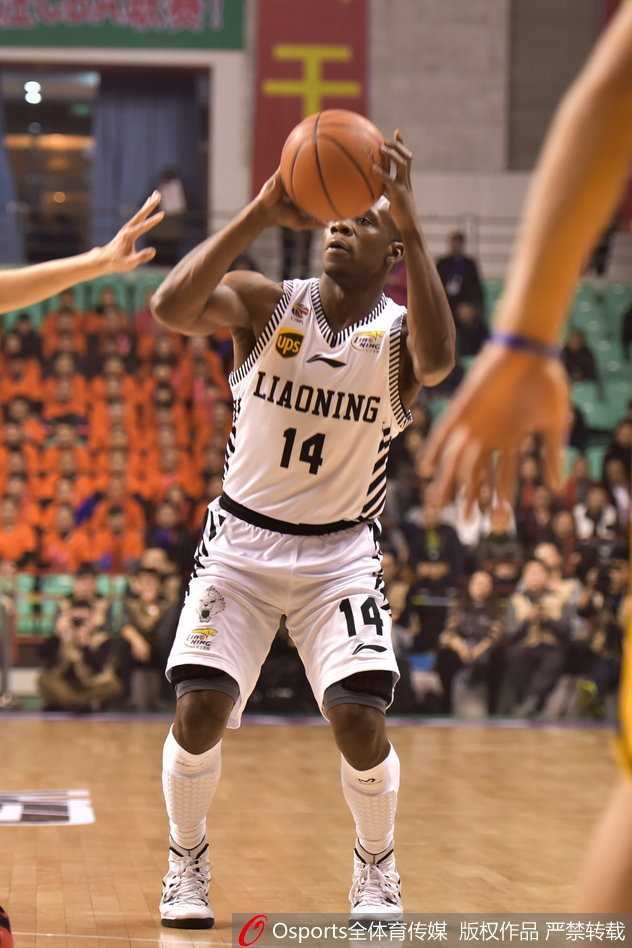辽篮铁血赛季全回顾:从晋级之喜到伤病之痛 兰多夫在内线强硬背打,利用力量挤开防守后,轻轻一个抛投,篮球越过对手的指尖,稳稳空心入网。