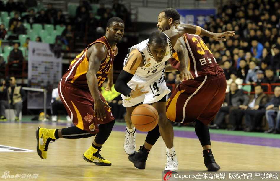 辽篮铁骑无双将 青春风暴耀巅峰 哈德森在严防下冷静指挥,眼神如鹰隼般犀利,手势精准调度着每一次进攻浪潮