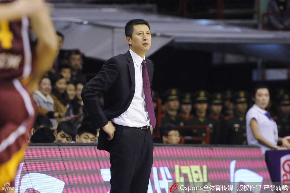 辽篮铁骑无双将 青春风暴耀巅峰 盖恩斯力劈华山完成暴力扣篮,但辽宁防线依旧坚韧,眼神中燃烧着下次必将封盖的火焰