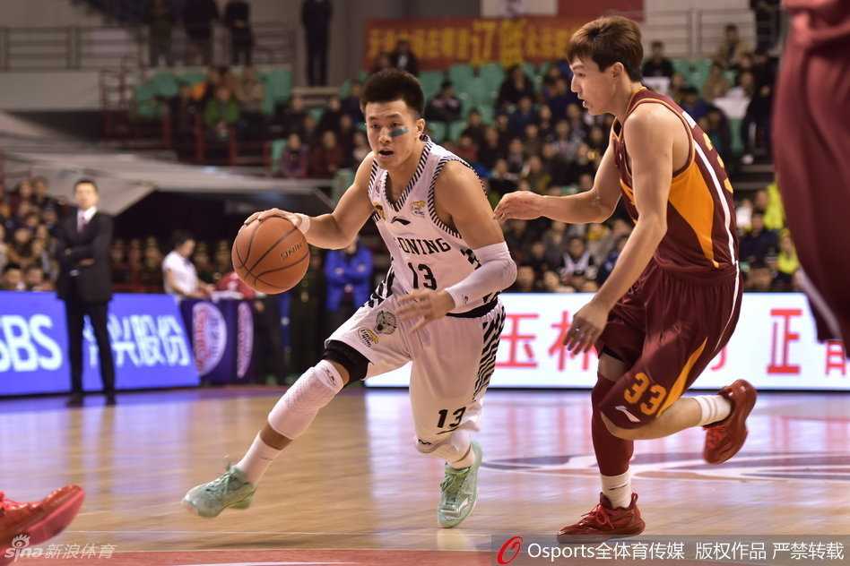 辽篮铁骑无双将 青春风暴耀巅峰 郭艾伦加速变向如旋风过境,对手只能望其项背,篮球在他手中化作撕裂防线的利器