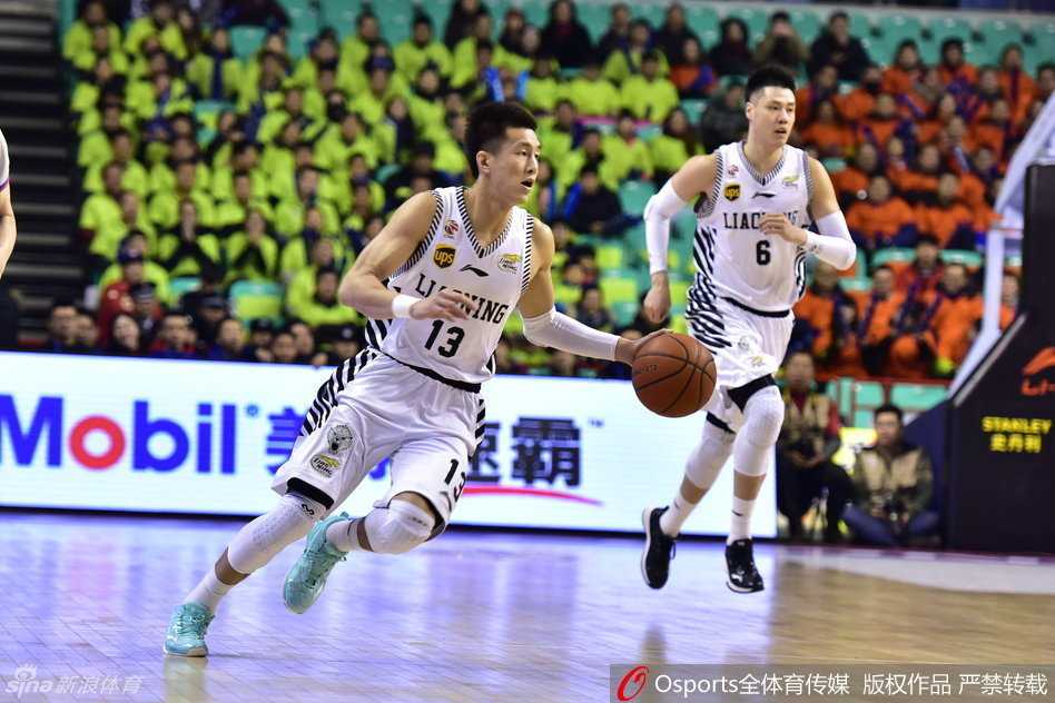 郭艾伦如闪电般犀利突破，防守球员只能望其项背，他的眼神中充满了对胜利的渴望。