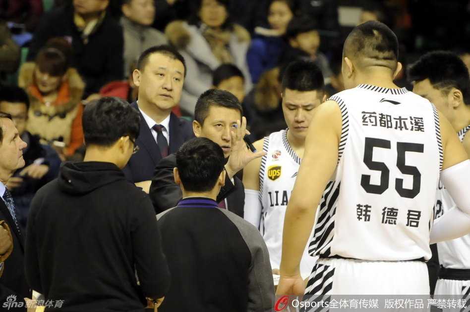 场边的郭士强指导神情专注，用手势比划着精妙的战术，他是球队在场上的最强大脑。