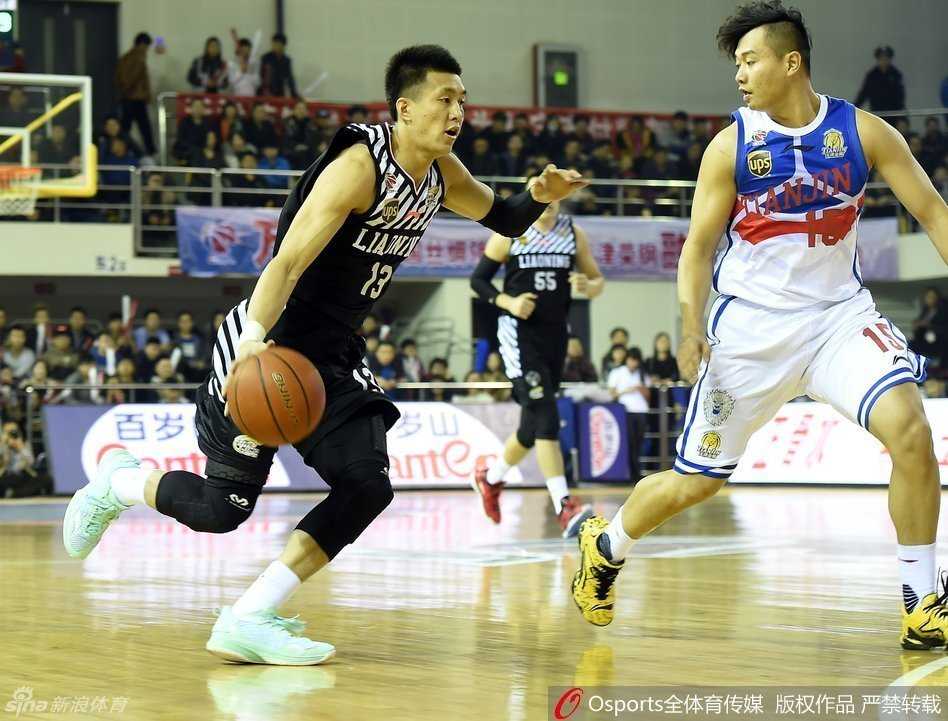 贺天举如火箭般升空，双手持球大力灌篮，他舒展的身体在空中形成一道完美的弧线，力量与美感并存