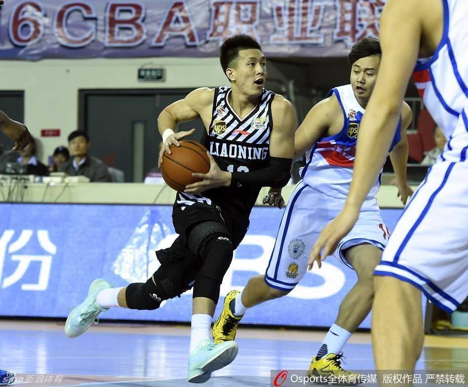 郭士强在场边全神贯注地指挥战斗，他双手比划着战术手势，眼神坚定，仿佛一切尽在掌控之中