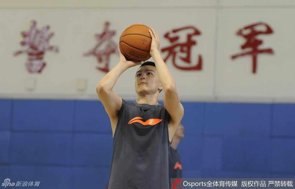 辽篮集结备战新赛季,郭士强严苛训话,杨鸣领衔苦练 杨鸣在训练结束后进行额外的投篮加练,篮球划过一道优美的弧线稳稳入网,他的坚持为年轻队员们树立了榜样。