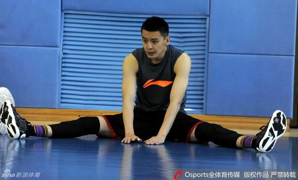 辽篮集结备战新赛季,郭士强严苛训话,杨鸣领衔苦练 杨鸣在训练中持球准备投篮,动作舒展,尽管身份在球员与教练间转换,但他的球场风采依旧不减当年。