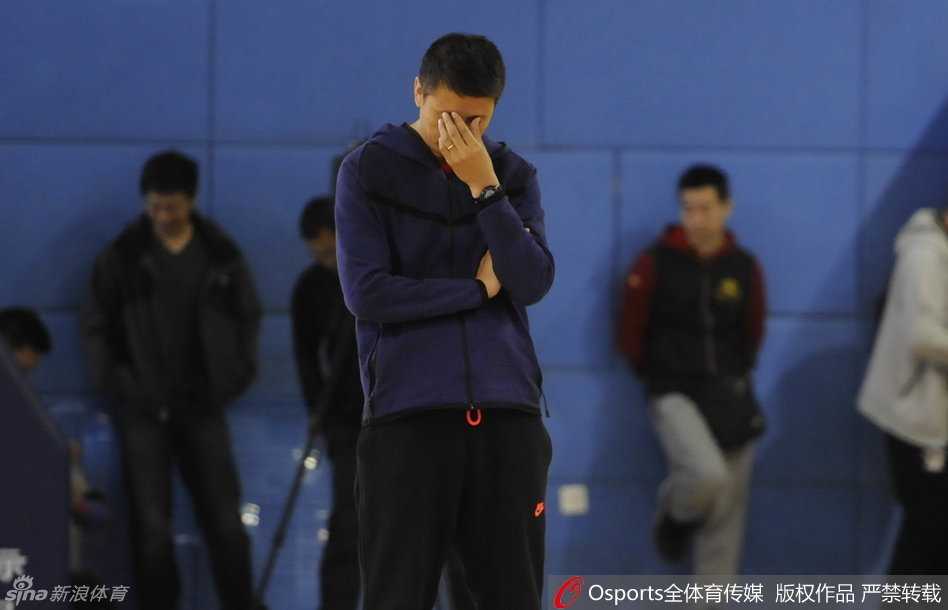 辽篮集结备战新赛季,郭士强严苛训话,杨鸣领衔苦练 功勋后卫杨鸣正在进行训练前的拉伸,神情专注而放松,作为球队的老将,他一丝不苟地完成着每一个准备动作。