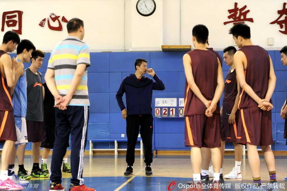 辽篮集结备战新赛季,郭士强严苛训话,杨鸣领衔苦练 满头华发的郭士强指导双手抱胸,神情专注地望着场上来回奔跑的弟子们,眼神中透露出对每一个细节的严格要求。