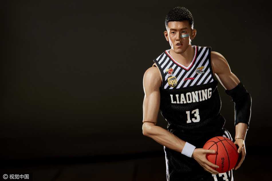 辽篮魂·匠心智造:郭艾伦限量版手办细节神还原,珍藏巅峰时刻 特写展示手办关节活动度,灵活的肩膀和肘部设计能够完美摆出郭艾伦招牌的运球过人与庆祝姿势