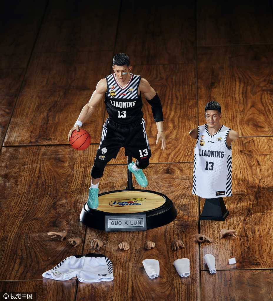 辽篮魂·匠心智造:郭艾伦限量版手办细节神还原,珍藏巅峰时刻 郭艾伦手办主体造型逼真,标志性发型与专注眼神仿佛在注视赛场,身披辽宁队战袍气势十足