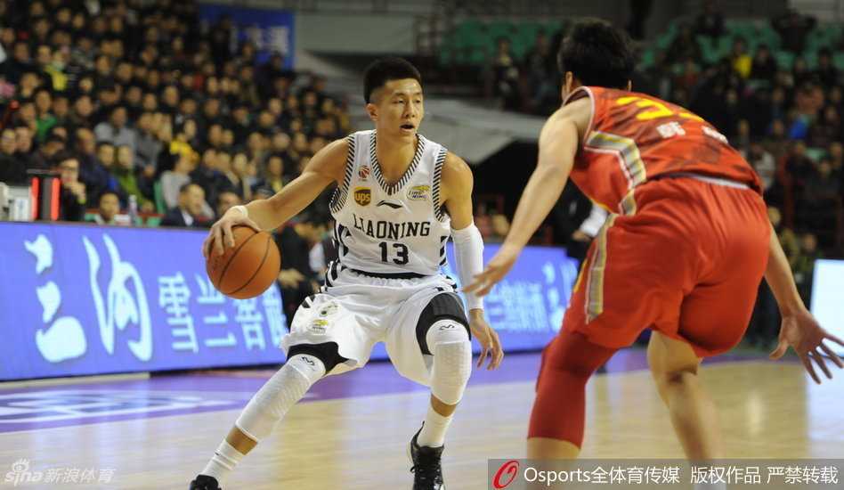 辽篮黄金一代热血战记:郭少锋芒韩德君擎天,那年他们的青春风暴 球场精灵郭艾伦如一道白色闪电,加速突破防守球员,眼神专注而犀利,指尖轻挑将球送向篮筐。