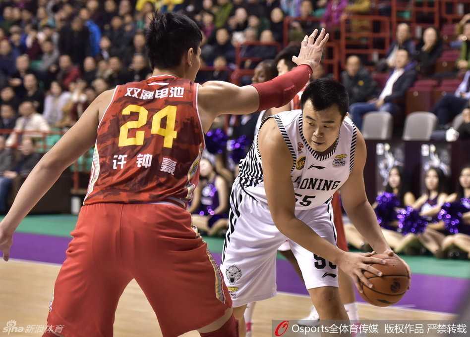 辽篮黄金一代热血战记:郭少锋芒韩德君擎天,那年他们的青春风暴 辽宁后场发动机郭艾伦送出精准击地传球,皮球穿越两名防守球员的防线,恰到好处地送到队友手中。