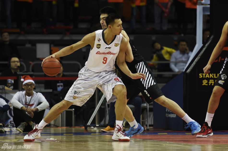 辽宁外援哈德森面对广东防线直突内线，他如尖刀般撕开防守，展现全能身手。