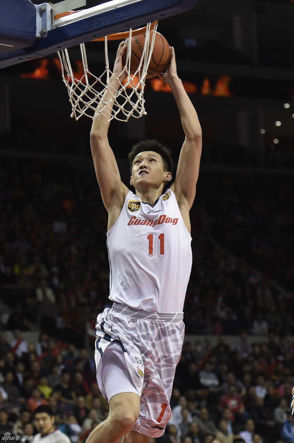 篮下对决瞬间，广东外援拜纳姆死死抱住辽宁内线，拼尽全力阻止对手强攻，战况激烈。