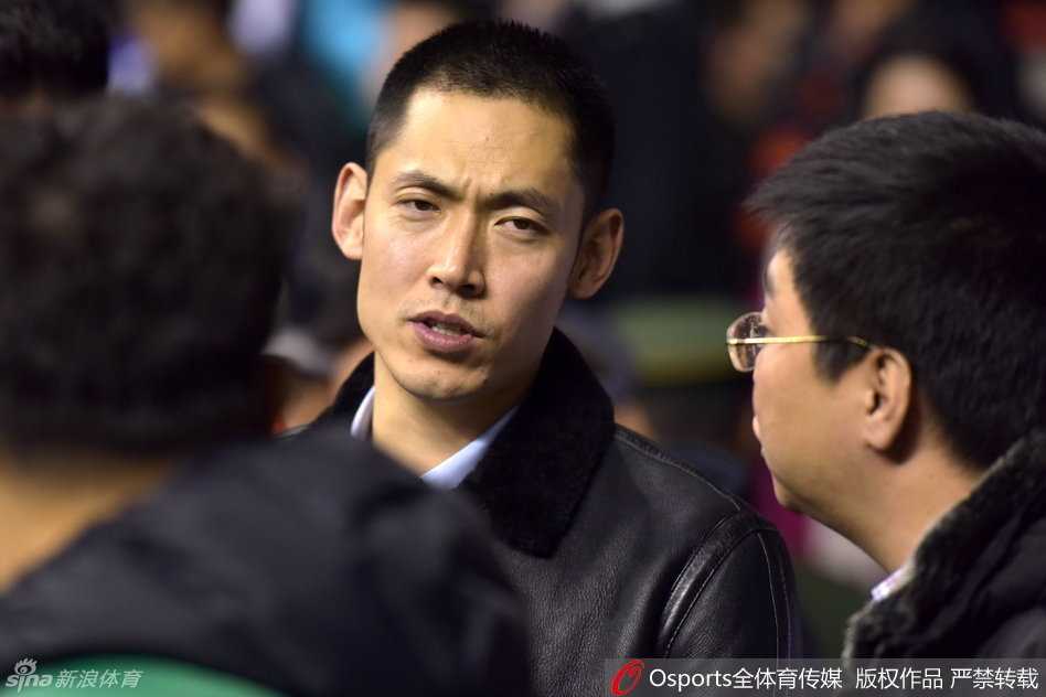 郭艾伦运球强行突破，速度之快只留下一道残影，他紧紧盯着篮筐，如同出膛的炮弹一般撕开广东队的防线。