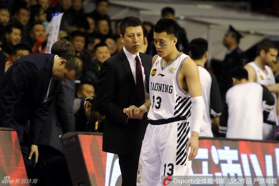 辽粤大战烽火回忆:功夫熊猫的滑翔劈扣与铁血精神 韩德君手臂受伤,表情痛苦地在工作人员搀扶下离场,巨大的身躯此刻显得有些落寞,但他的眼神中依然透露着重返赛场的坚毅。