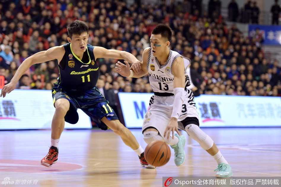 辽粤大战烽火回忆:功夫熊猫的滑翔劈扣与铁血精神 杜锋指导在场边站起身形,极具辨识度的口哨声穿透喧嚣,那是他指挥若定的战场号角,瞬间点燃广东队的防守激情。