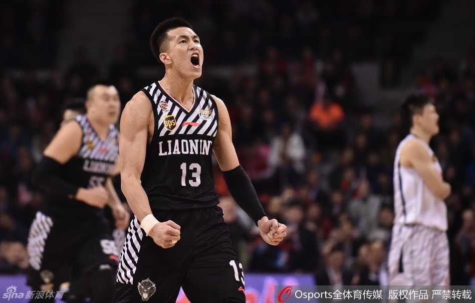 辽粤大战烽火连天,回首半决赛那些激情燃烧的瞬间 胜利的呐喊,郭艾伦在投进关键球后霸气庆祝,脸上写满了属于辽宁篮球的倔强与激情。