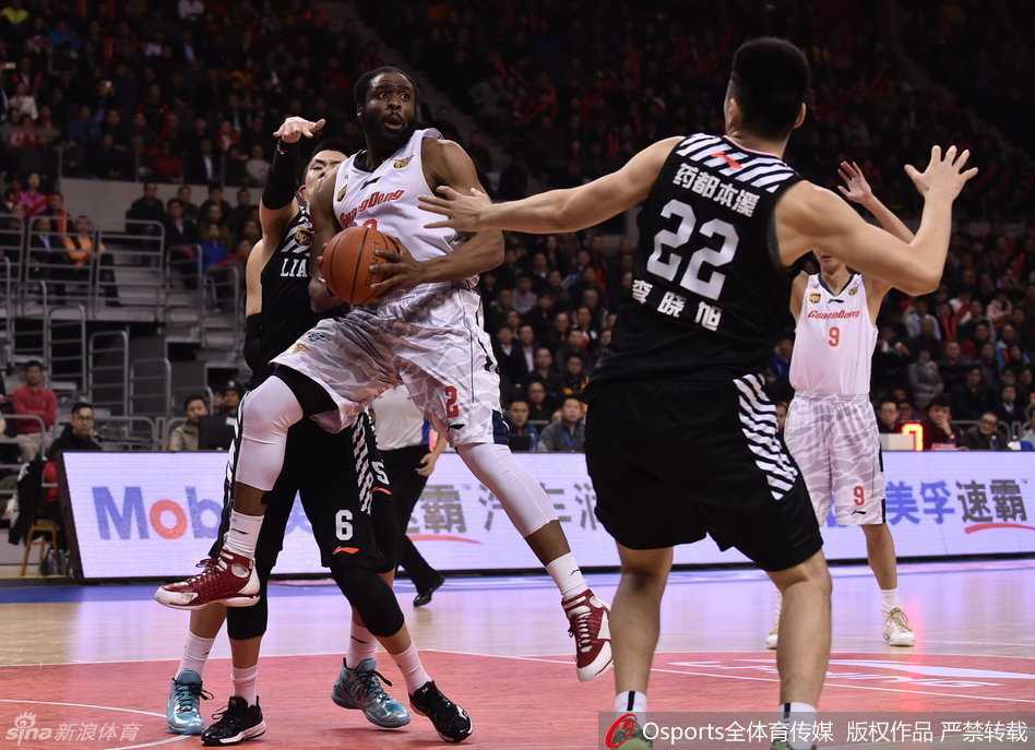 辽粤大战烽火连天,回首半决赛那些激情燃烧的瞬间 内线铁壁,迪奥古用强壮的身躯卡住位置,奋力保护下这记至关重要的后场篮板,眼神中满是坚定。