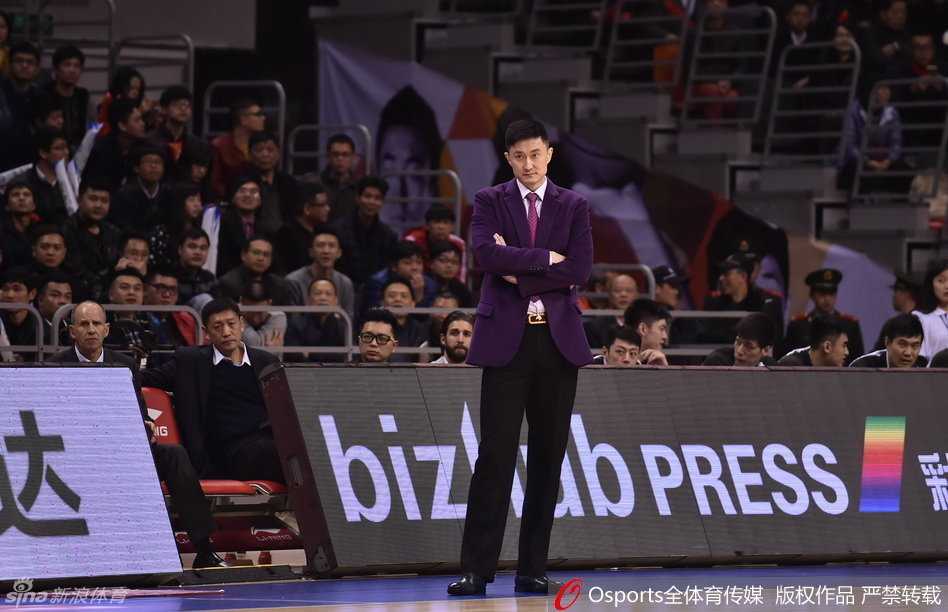 辽粤大战烽火连天,回首半决赛那些激情燃烧的瞬间 场上大脑,陈江华沉稳地组织着进攻,面对紧逼防守,他用手势指挥队友跑位,尽显控卫本色。