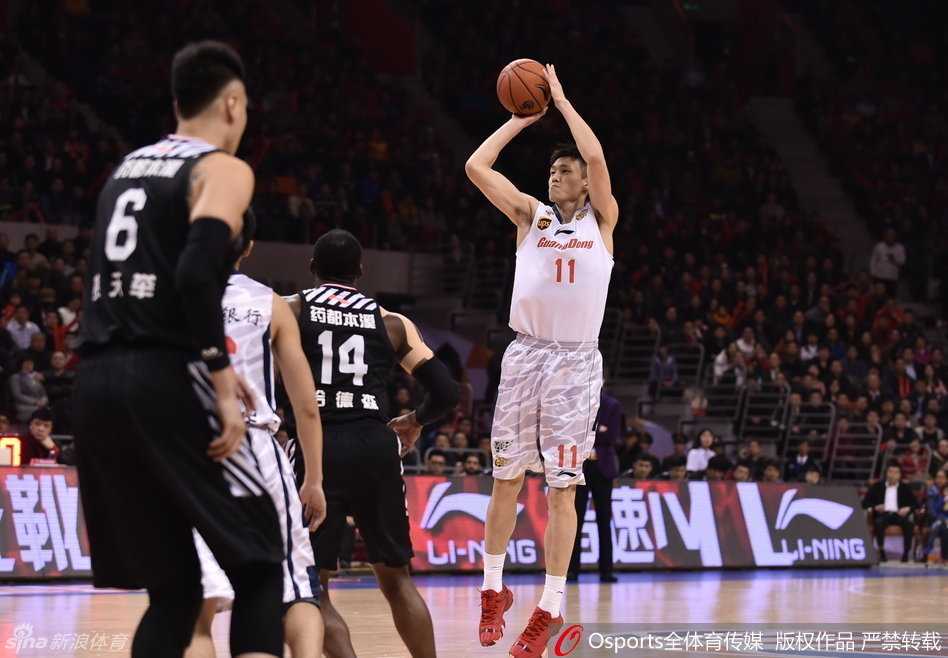 辽粤大战烽火连天,回首半决赛那些激情燃烧的瞬间 硬汉对决,迪奥古背身单打李晓旭,肌肉碰撞的声音仿佛穿透画面,这是最纯粹的内线搏杀。