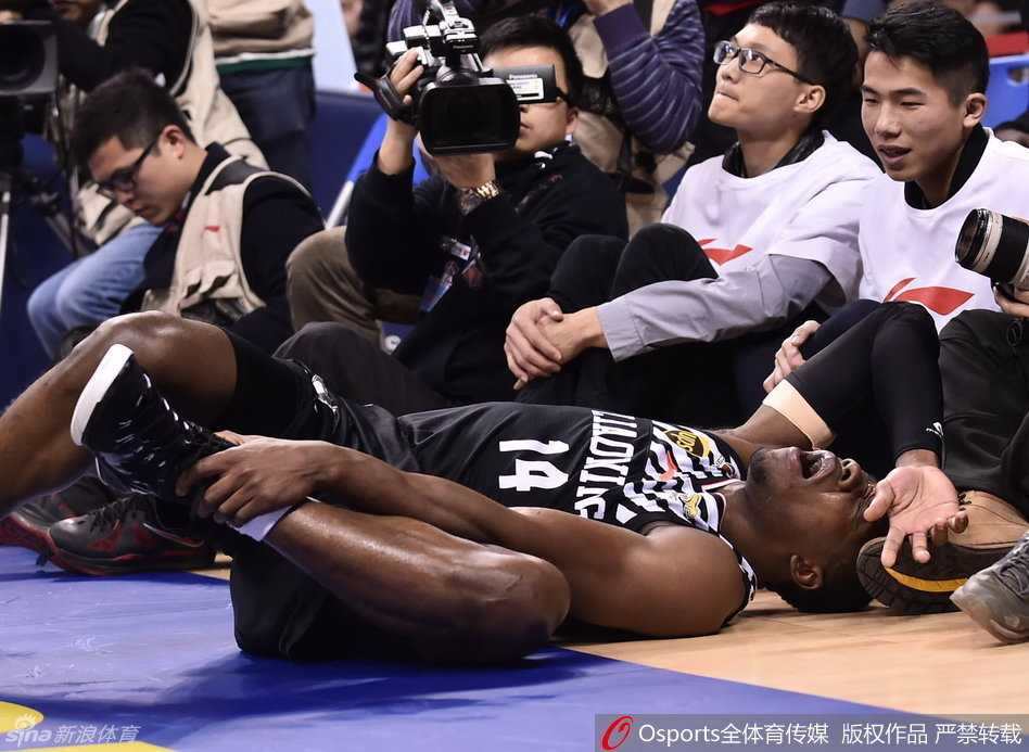 辽粤大战烽火连天,回首半决赛那些激情燃烧的瞬间 冷面杀手,周鹏抢断后快速持球反击,他眼神如炬,如同蛰伏的猎豹等待给对手致命一击。