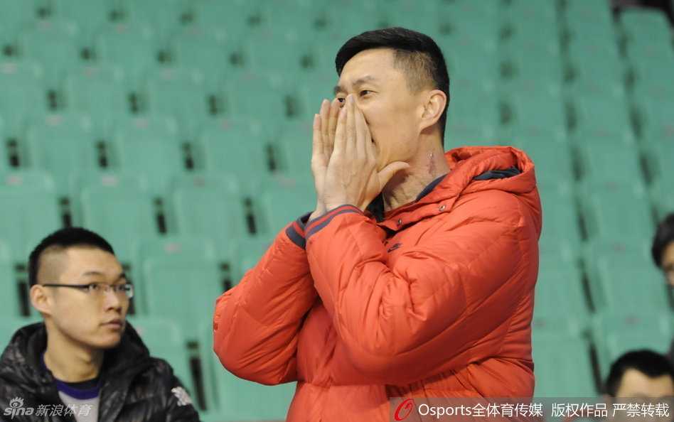 辽宁球星郭艾伦在训练馆中挥汗如雨，专注地进行着投篮练习，皮球划过一道优美的弧线精准入网，他眼神坚毅，每一次出手都仿佛在打磨新赛季的利器。