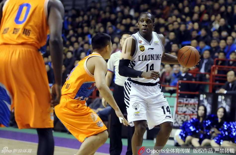 辽粤大战经典回眸:郭少无畏上篮韩德君内线称霸 哈德森外线持球面对周鹏防守准备干拔跳投