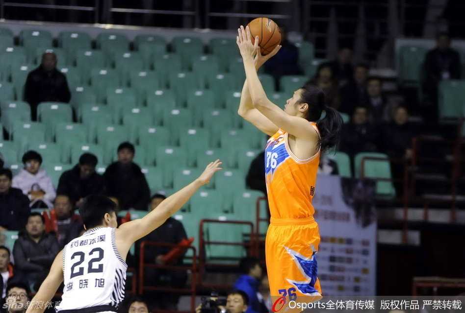 郭士强场边指挥手势夸张表情严肃全情投入