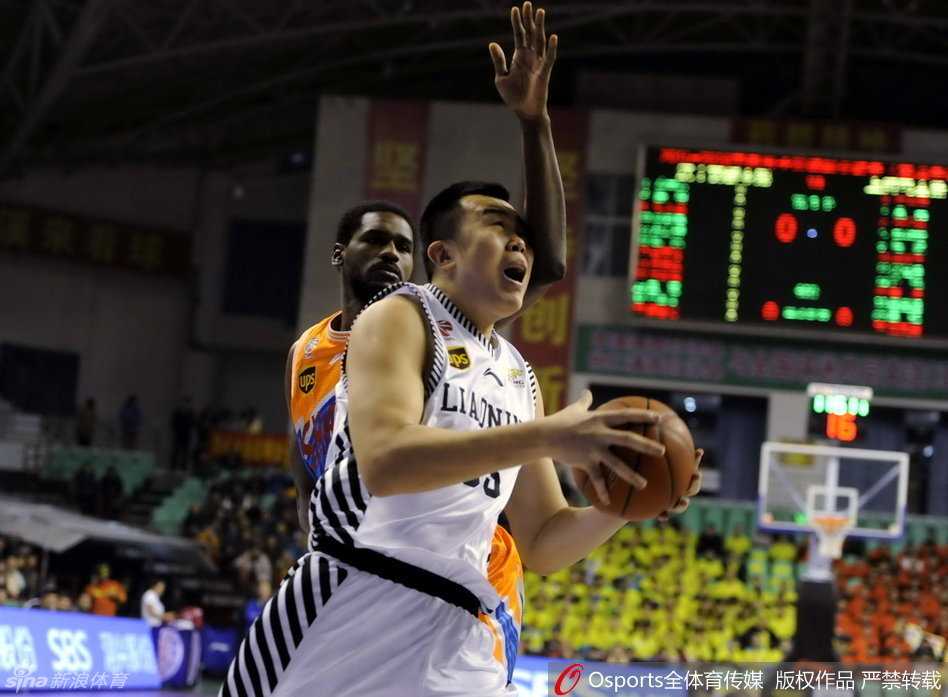 辽粤大战经典回眸:郭少无畏上篮韩德君内线称霸 贺天举突破分球瞬间眼神寻找切入队友