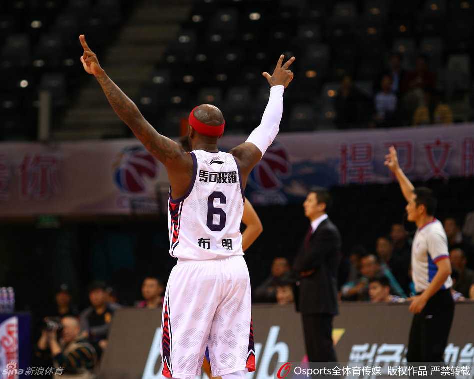 辽粤大战经典回顾:郭艾伦飞天劈扣,杨鸣无奈苦笑,外援对飙引爆全场 东莞队外援布朗借助孙桐林的掩护,像泥鳅一样甩开了紧追不舍的哈德森,从人缝中杀出一条血路,直杀篮下。
