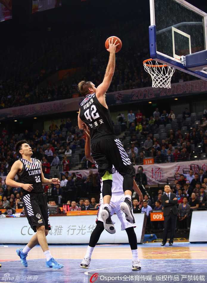 辽粤大战经典回顾:郭艾伦飞天劈扣,杨鸣无奈苦笑,外援对飙引爆全场 辽宁队外援兰多夫在低位背身单打,他利用强壮的身体倚住防守,随后转身后仰跳投,篮球划出一道美妙的弧线飞向篮筐。