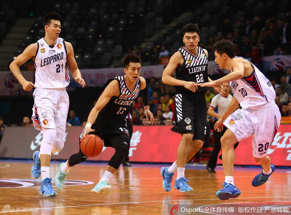 辽粤大战经典回顾:郭艾伦飞天劈扣,杨鸣无奈苦笑,外援对飙引爆全场 郭艾伦在快攻中如飞天一般跃起,面对防守完成一记势大力沉的单手劈扣,动作舒展至极,仿佛将球场变成了他一个人的表演舞台。