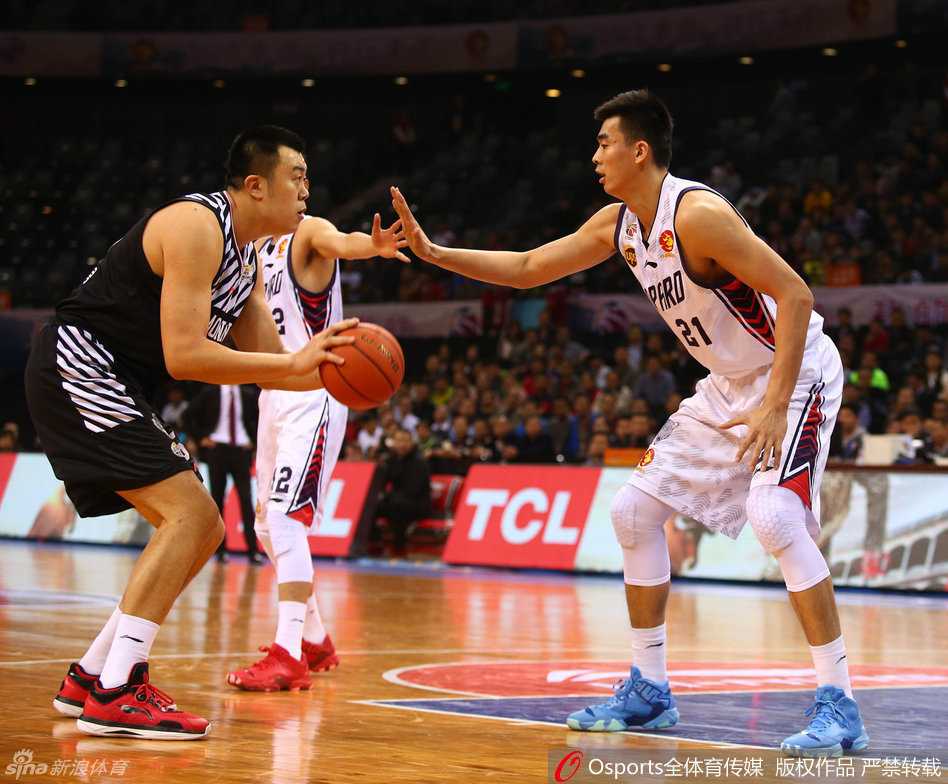 辽粤大战经典回顾:郭艾伦飞天劈扣,杨鸣无奈苦笑,外援对飙引爆全场 韩德君在篮下遭遇李慕豪的严密防守,他高高举起手臂奋力要球,两人在禁区内的卡位充满肌肉碰撞,对抗激烈。