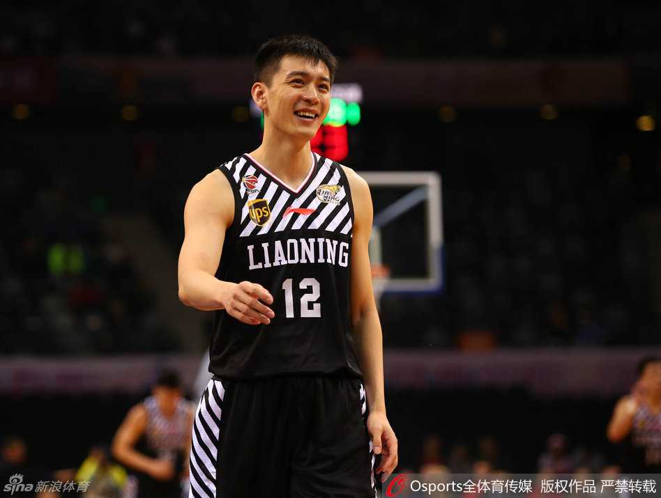 辽粤大战经典回顾:郭艾伦飞天劈扣,杨鸣无奈苦笑,外援对飙引爆全场 郭艾伦在一次激烈的拼抢中奋不顾身,整个人腾空飞出底线,重重地躺倒在广告牌上,场边的队友和教练组都露出了担忧的神情。