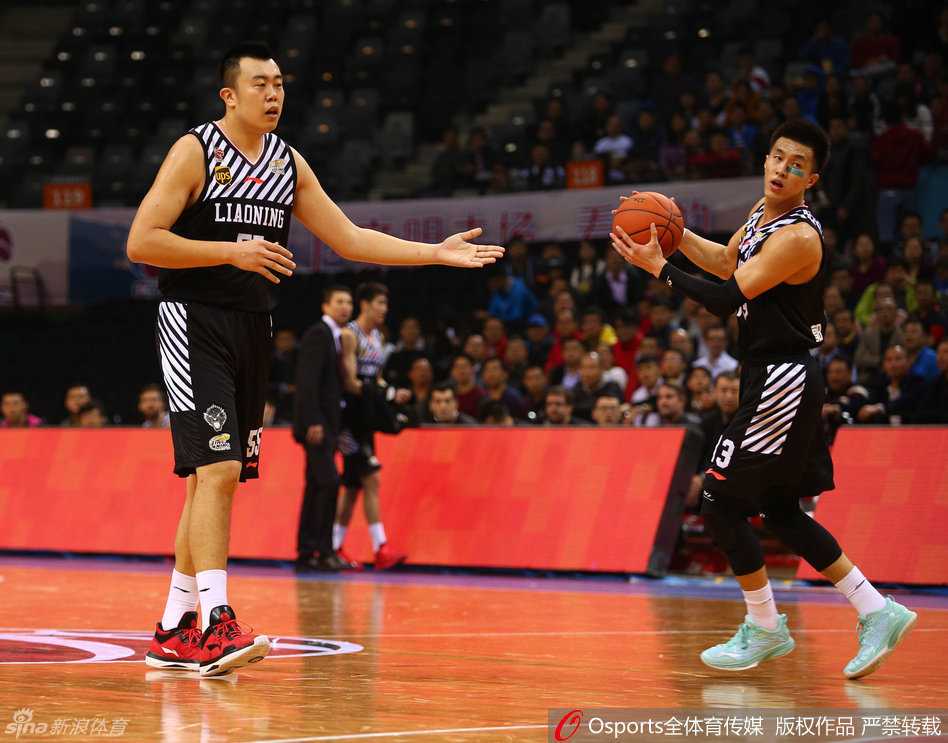 辽粤大战经典回顾:郭艾伦飞天劈扣,杨鸣无奈苦笑,外援对飙引爆全场 兰多夫在对手的严防下完成高难度后仰跳投,落地后他立刻转身向裁判大声抱怨,认为对方在防守时有推人动作,表情充满不甘与愤怒。