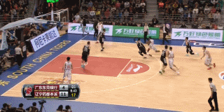 辽粤大战经典瞬间:郭艾伦穿针引线,阿联暴扣难救主 迪奥古在篮下接球后,面对防守直接起跳,双手将球狠狠砸进篮筐,整个动作势大力沉,极具视觉冲击力。