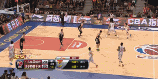 辽粤大战经典瞬间:郭艾伦穿针引线,阿联暴扣难救主 王仕鹏追身三分出手,动作舒展飘逸,皮球在空中旋转着精准坠入网窝,整个动作一气呵成,尽显杀手本色。