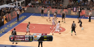 辽粤大战经典瞬间:郭艾伦穿针引线,阿联暴扣难救主 郭艾伦与哈德森在快攻中形成双线快下,两人连续传递配合,如同水银泻地般轻松撕开对手防线,最终由哈德森轻松上篮得手。