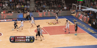 辽粤大战经典瞬间:郭艾伦穿针引线,阿联暴扣难救主 贺天举在外线觅得空位,接球后果断出手,篮球划出一道美丽的弧线空心入网,他的手感火热得让广东队替补席一片寂静。