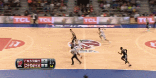 辽粤大战经典瞬间:郭艾伦穿针引线,阿联暴扣难救主 董瀚麟接球后顺势起跳,单臂高高举起,以一记势大力沉的单手劈扣终结进攻,展现了年轻内线的爆炸性运动能力。