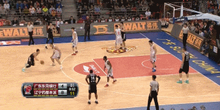 辽粤大战经典瞬间:郭艾伦穿针引线,阿联暴扣难救主 郭艾伦如闪电般突破易建联的防守,在身体对抗后失去平衡的情况下依然将球送入篮筐,并造成加罚,神情无比霸气。