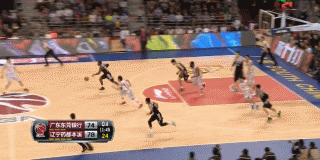 迪奥古在禁区接到队友传球，面对防守毫不手软，拔地而起，双手将球狠狠砸进篮筐，展现出强大的内线统治力。