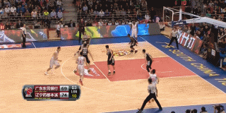 年轻气盛的董瀚麟快下跟进，接球后腾空而起，单手持球高高举起，如战斧一般劈向篮筐，势不可挡。