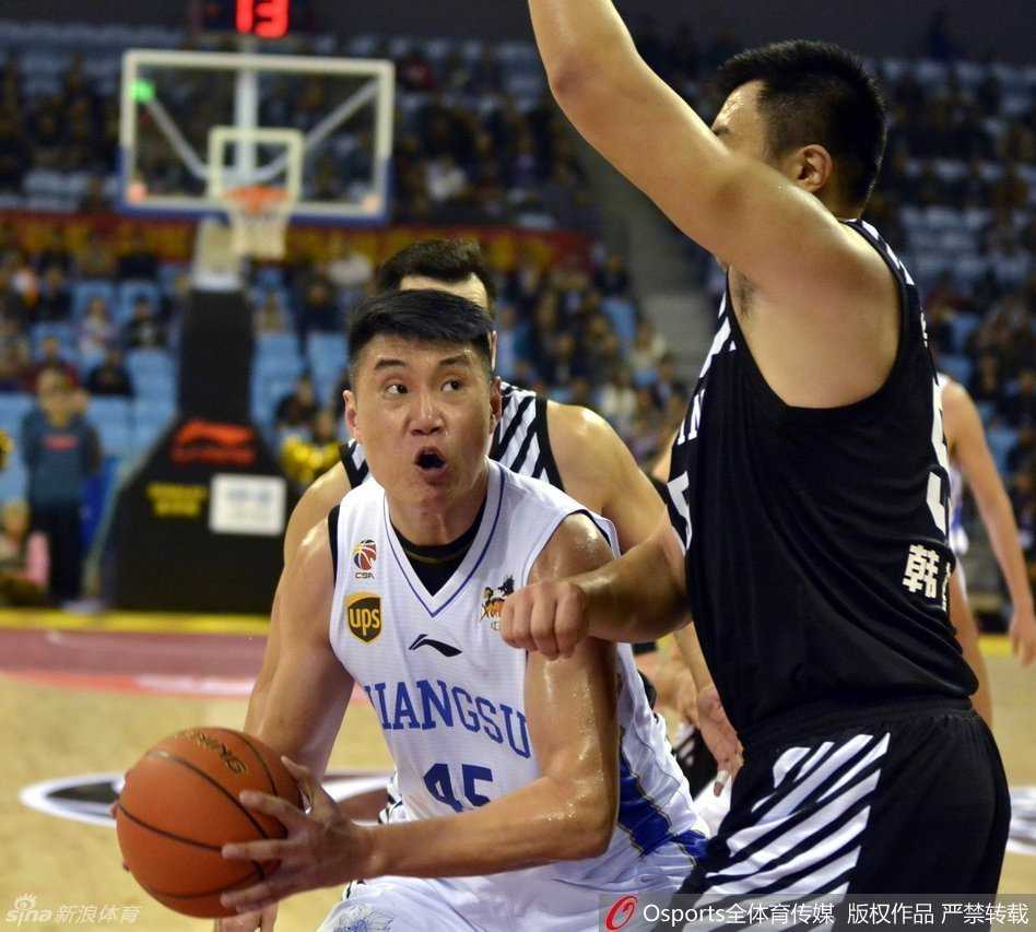 兰多夫迎着防守人，高高跃起，犹如一头被激怒的猛兽，以一记势大力沉的单手劈扣，将篮球狠狠砸进篮筐。