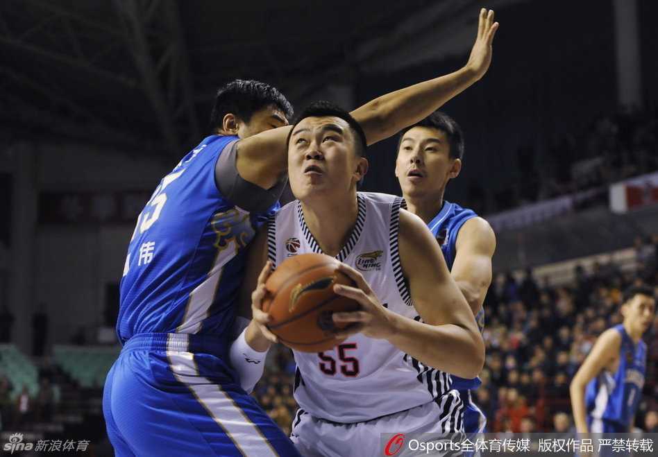 辽苏对决经典重温:篮下铁血与后卫尖刀的激情碰撞 韩德君在内线如山岳般矗立,面对江苏外援萨缪尔斯的强行上篮,他用身体筑起一道坚固的防线,奋力完成封盖干扰。