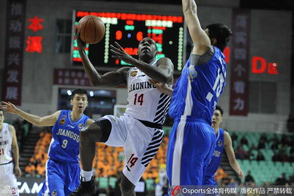 辽苏对决经典重温:篮下铁血与后卫尖刀的激情碰撞 赵继伟面对防守悍将曹飞,如灵蛇出洞般加速突破,身体对抗中依然保持手型稳定,完成高难度上篮。