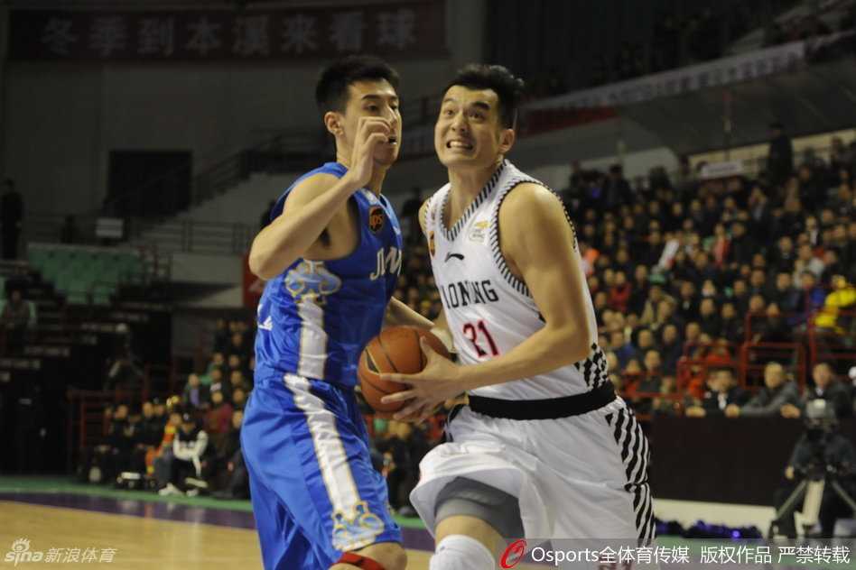 辽苏对决经典重温:篮下铁血与后卫尖刀的激情碰撞 曹飞面对赵继伟的紧逼防守,压低重心运球,眼神余光扫视着场上队友的跑位,力求稳稳掌控比赛节奏。